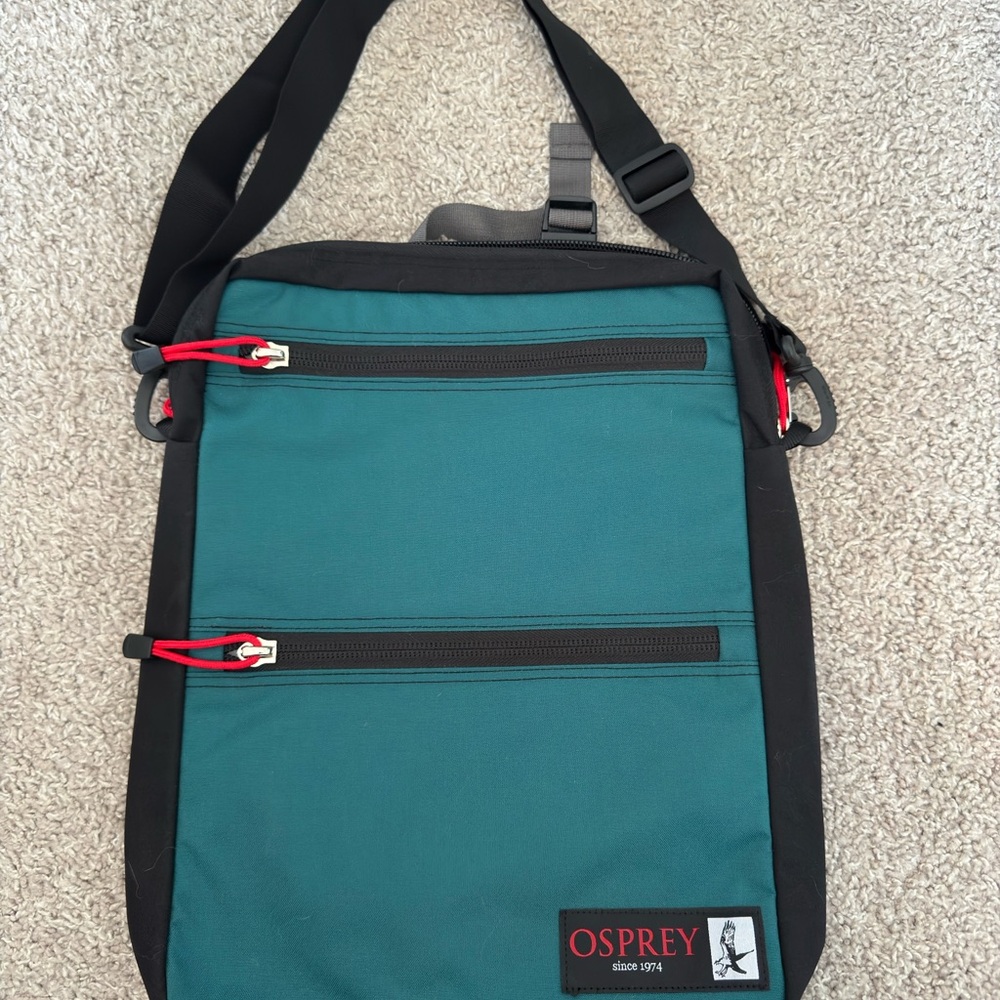 Osprey Arcane Crossbody / Messenger Bag – Pine Leaf Green